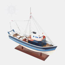 Load image into Gallery viewer, LA CONFIANCE MODEL BOAT PAINTED | Museum-quality | Fully Assembled Wooden Model boats
